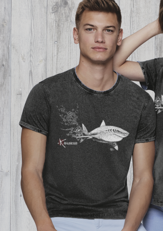T-shirt délavé Le Requin Blanc et le Plongeur